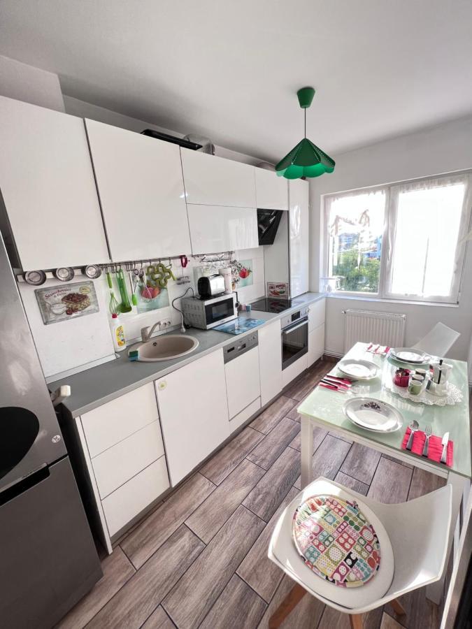 3 Rooms Apartment Palace View Iasi Bagian luar foto